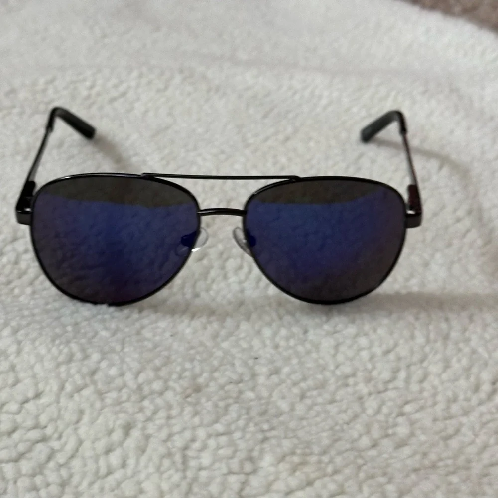 Foster Grant Polarized Pilot Sunglass Matte Black  Frame Purple Reflective Lens